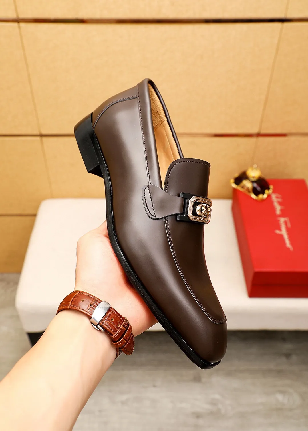 Men's shoes 💰442 💐 Product trademark: Ferragamo "Ferragamo" casual leather shoes Regular size: 38-44 (45.46🉑️customized) Product materials: Selected imported first-layer open-edge beaded cowhide embossed upper + original hardware buckle, imported water-dyed cowhide leather lining. Strong three-dimensional visual effect, combined outsole Color: 2⃣️colors available
